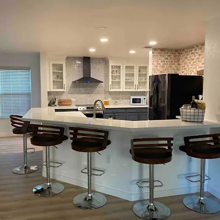 Spacious House With Backyard - Close To Everything